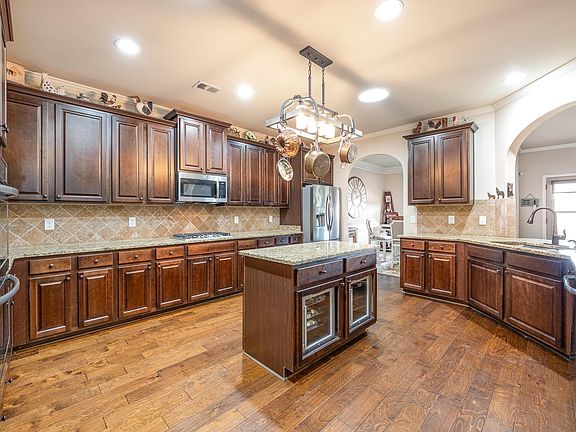 5th image of 124 W Longfield Ln