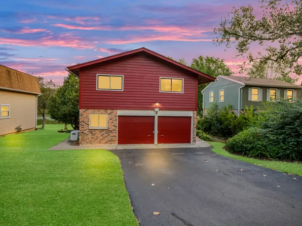 137 Hilltop Dr, Lake In The Hills, IL 60156