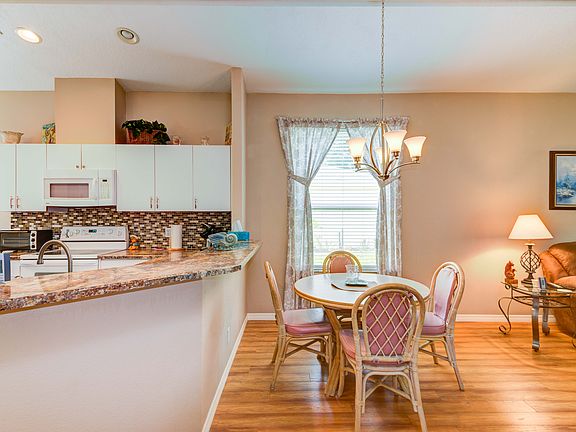 Breakfast Bar & Dining Area