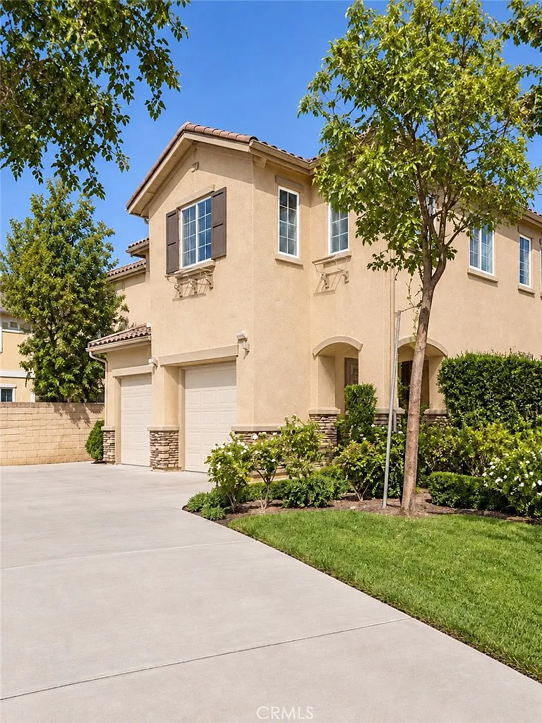 3 bed, 2.5 bath, 2039 sqft, $4,995 — Photo 2