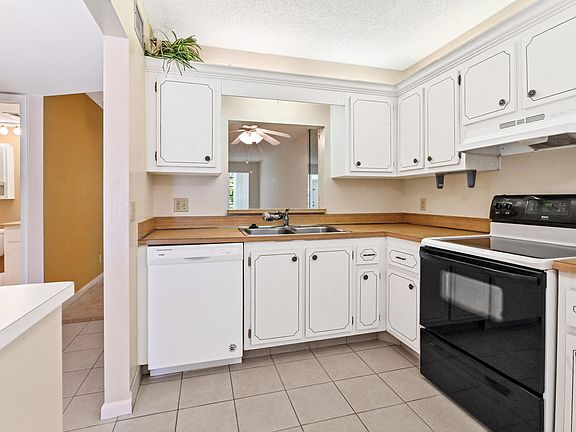 4th image of 2820 SW 22nd Avenue #215