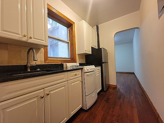 5th image of 449 W 43rd St APT 2B