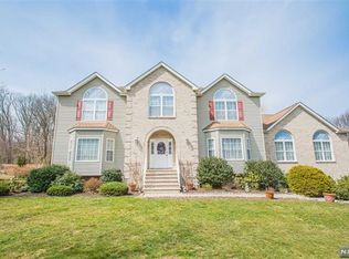 11 Hannah Ln, Wanaque, NJ 07465
