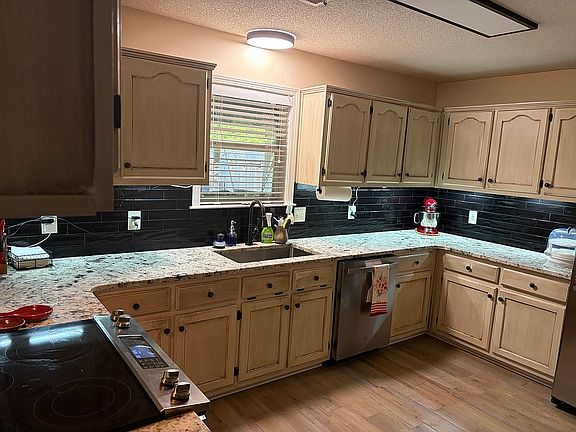 4th image of 364 Fairway Oaks Dr