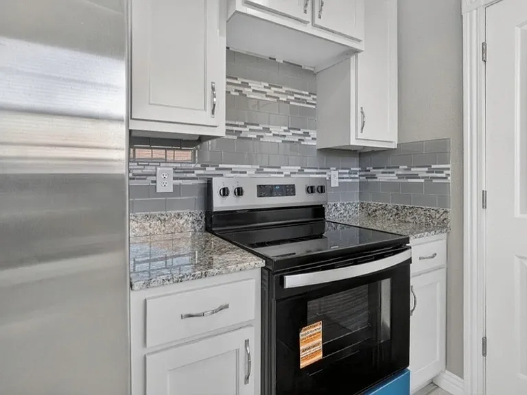813 Marcus St — Photo 8