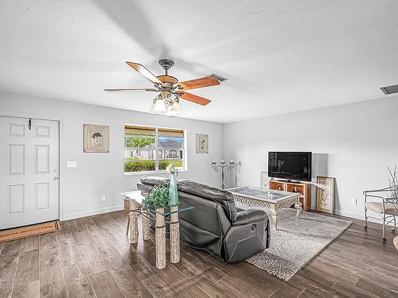 5th image of 549 SW Buswell Avenue