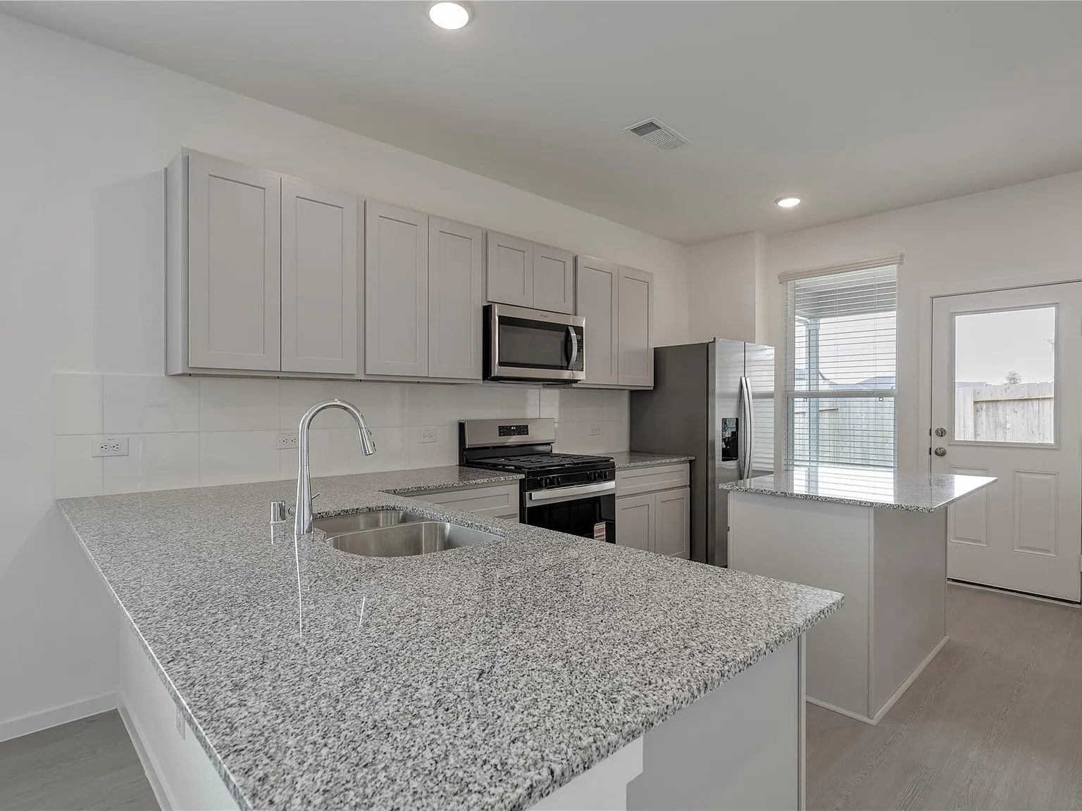 4 bed, 2.0 bath, 1777 sqft, $2,050 — Photo 4