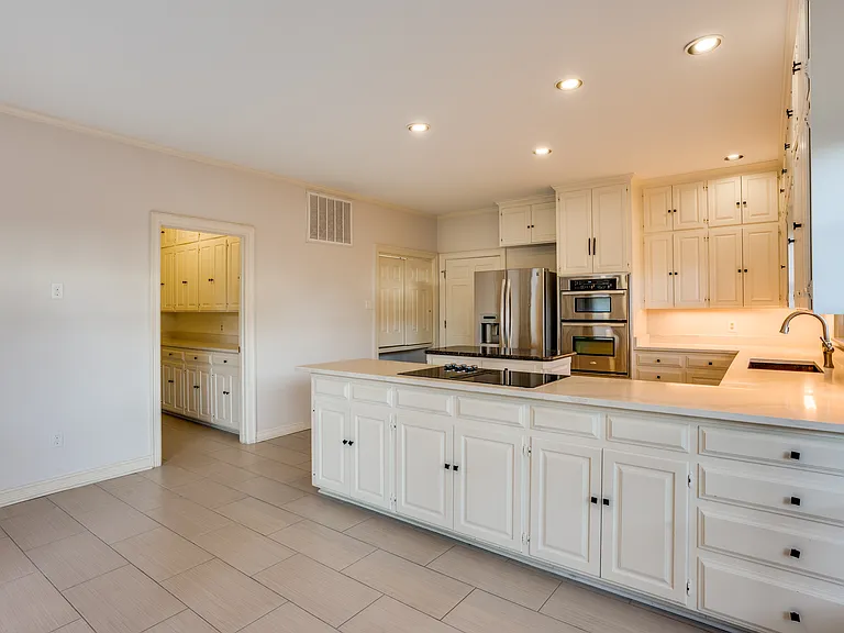 4100 Lovers Ln — Photo 15