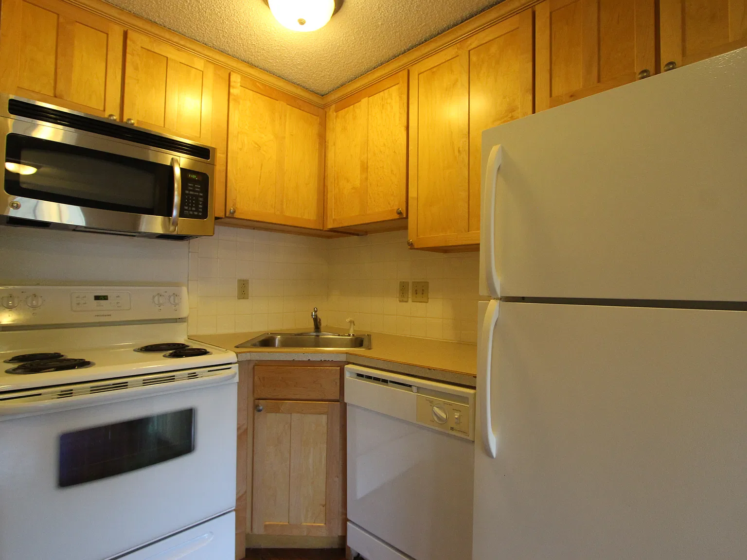 3 bed, 900 sqft, $4,680 — Photo 4