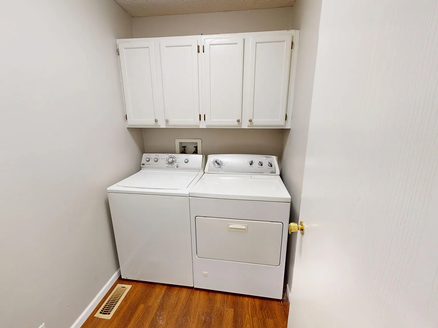 1195 / 142 E Lincoln Hwy, Waterman - 1 — Photo 4