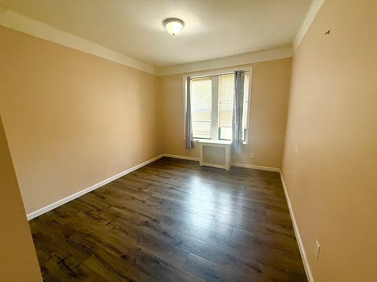 13257 Maple Ave #2R — Photo 1