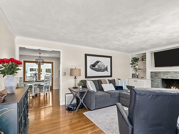 3rd image of 60 Knollwood Cir