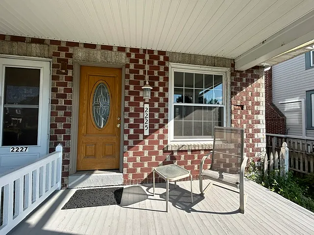 3 bed, 1.5 bath, 1228 sqft, $2,000 — Photo 2