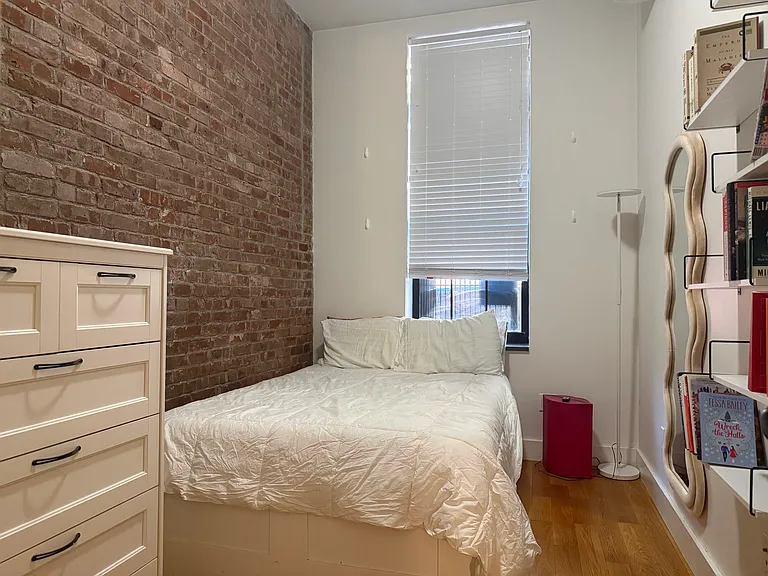 243 E 2nd St #1A — Photo 4