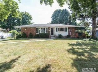 14 Plane Tree Ln, Saint James, NY 11780