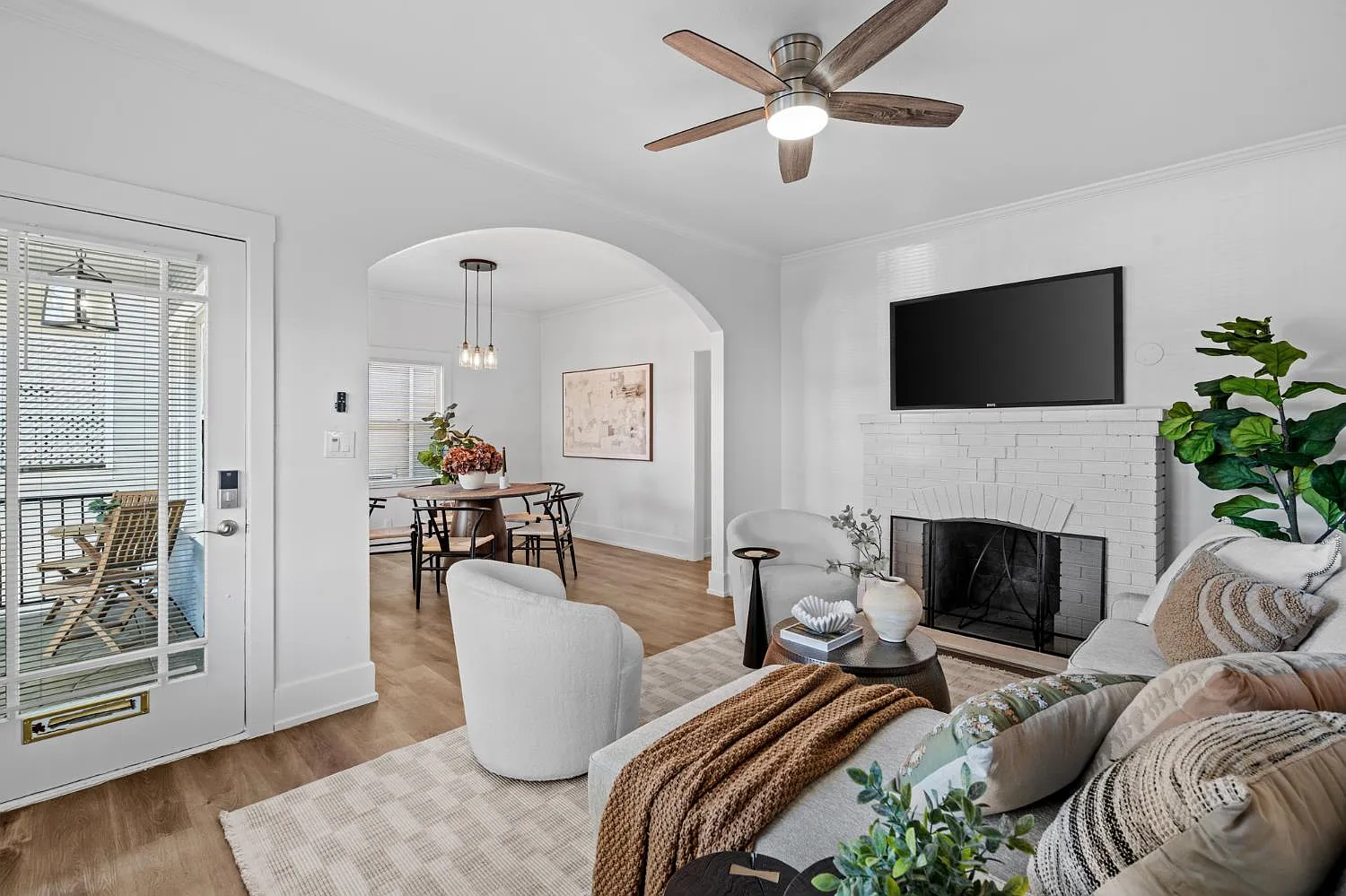 3 bed, 1237 sqft, $3,200 — Photo 2