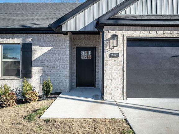 2nd image of 2 Anchinleck Cir
