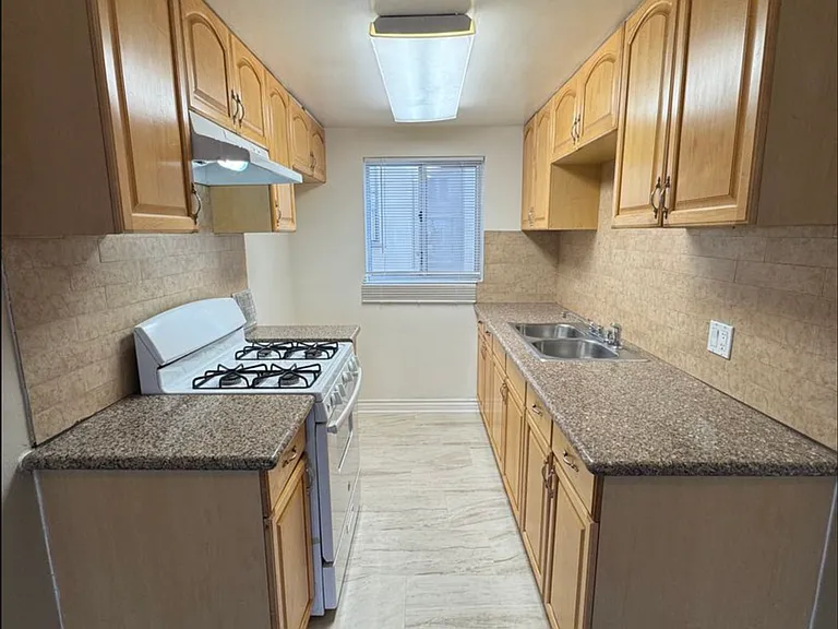 1332 E Broadway — Photo 7