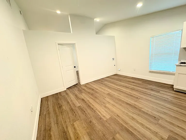 NE 2nd Pl — Photo 3