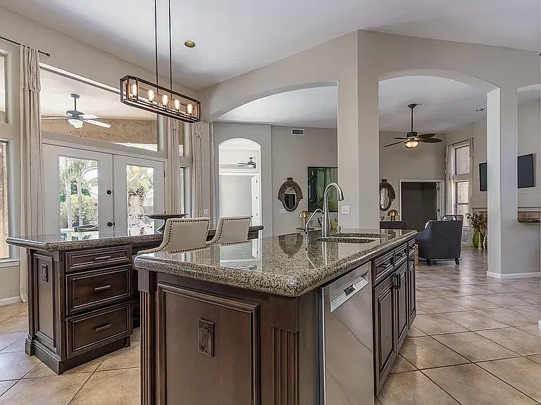 5 bed, 2.5 bath, 2714 sqft, $6,000 — Photo 4