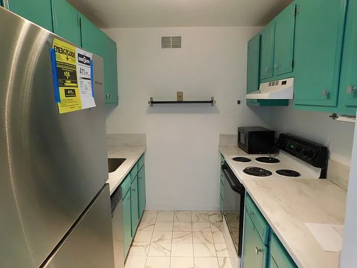 2 bed, 1.0 bath, $3,300 — Photo 2