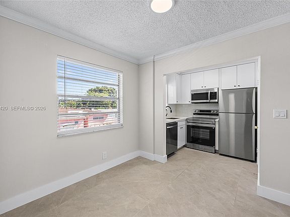 2nd image of 4933 Hollywood Blvd #202