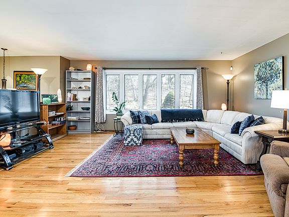 5th image of 704 Elmwood Dr