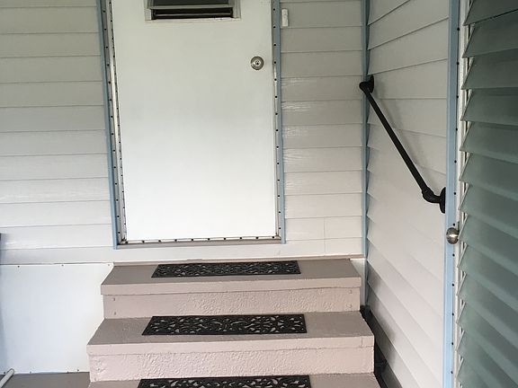 Screen room entryway 