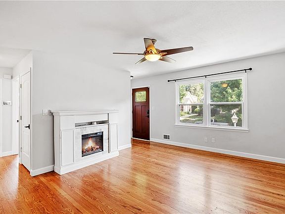 4th image of 835 E 71st Ter