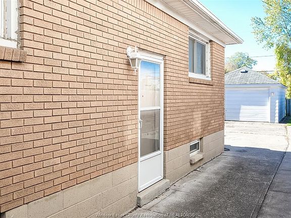 3rd image of 1647 Benjamin Ave