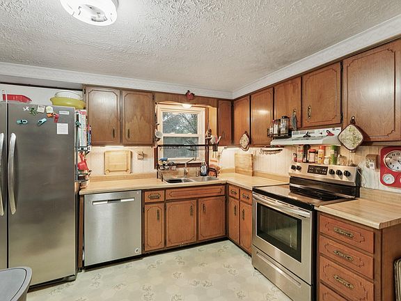 4th image of 1720 Pettit Pike