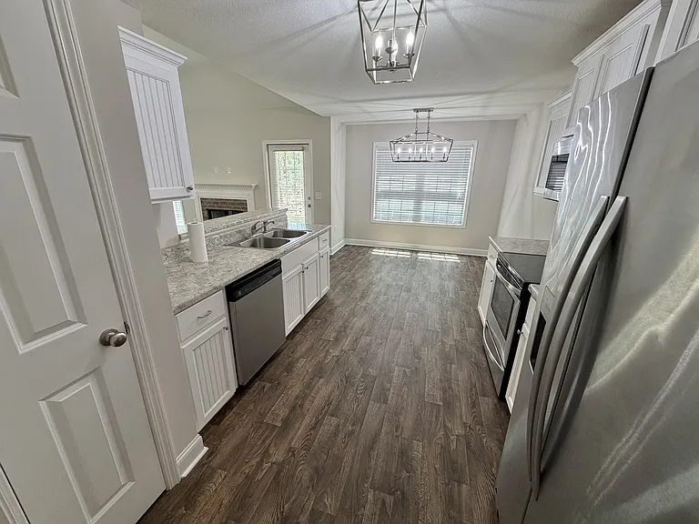 217 Stillwater Dr — Photo 5