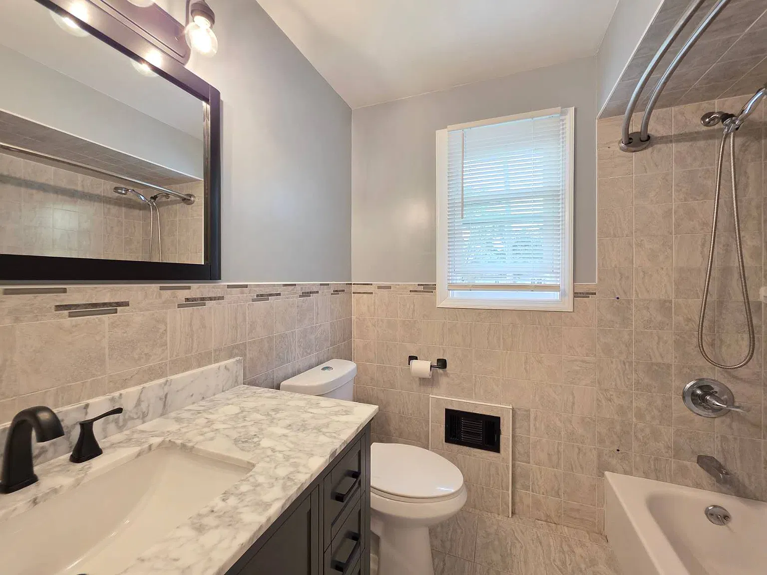 3 bed, 864 sqft, $3,600 — Photo 3