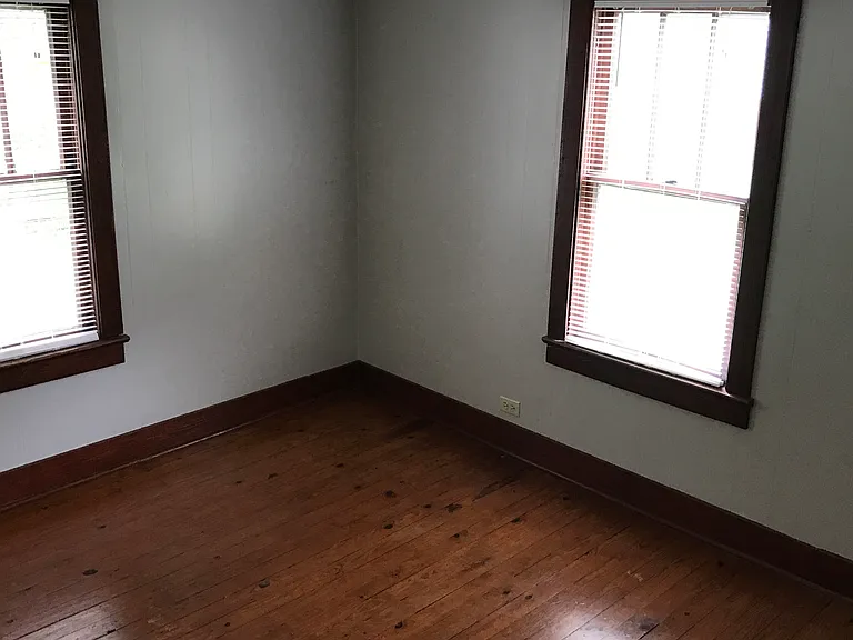 203 E Gillespie St — Photo 7