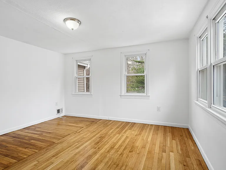 724 Linwood St — Photo 11