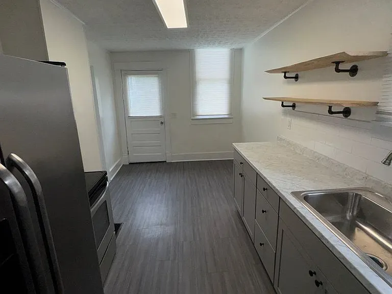 1431 S Floyd St — Photo 28