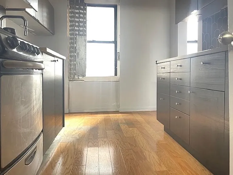 238 W 56th St #32 — Photo 4
