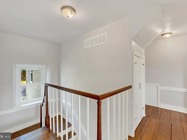 211 Gale Ln — Photo 23