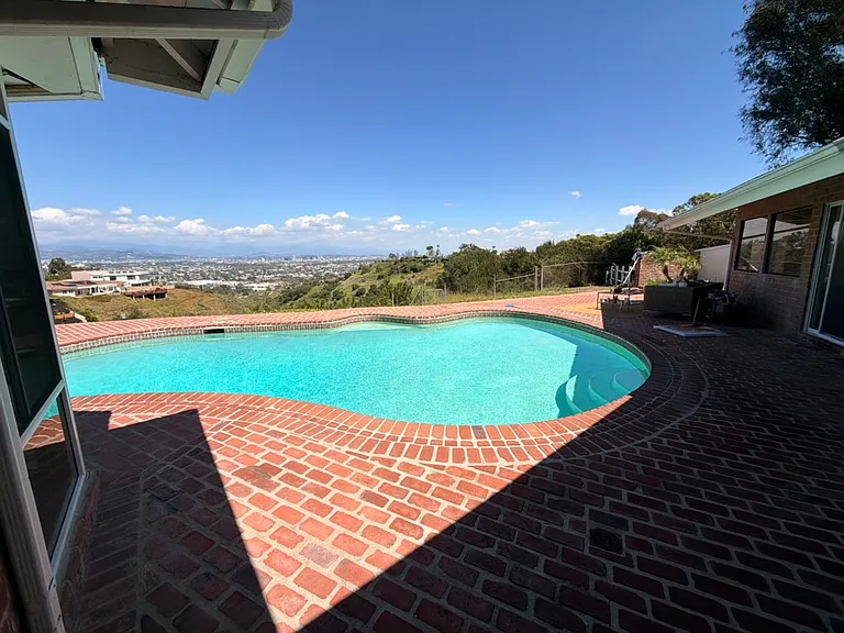 4260 S Cloverdale Ave — Photo 8
