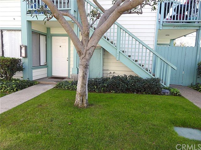 Lower unit with gate to large private yard