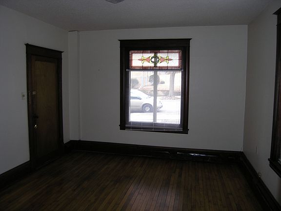 3rd image of 262 Irving Ave N