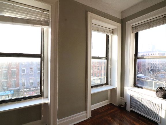 3rd image of 374 W 46th St APT 4W