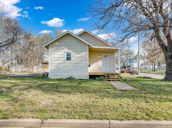 523 E 4th St, Wellington, KS 67152
