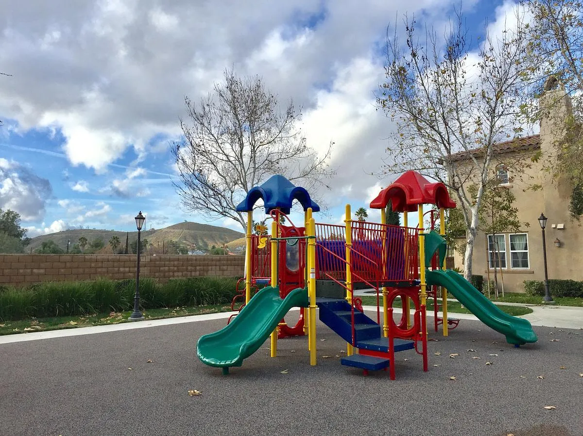 2 bed, 1170 sqft, $2,100 — Photo 3