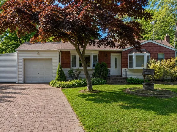 3 Hickory Place, Bay Shore, NY 11706