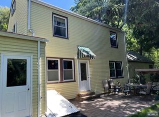 9 Arlington Pl, Fair Lawn, NJ 07410