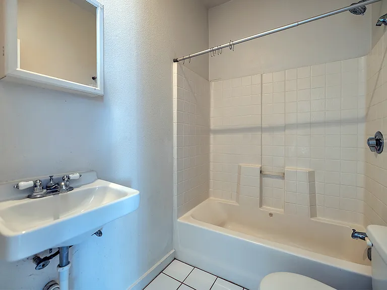 638 E 1st St #6 — Photo 11