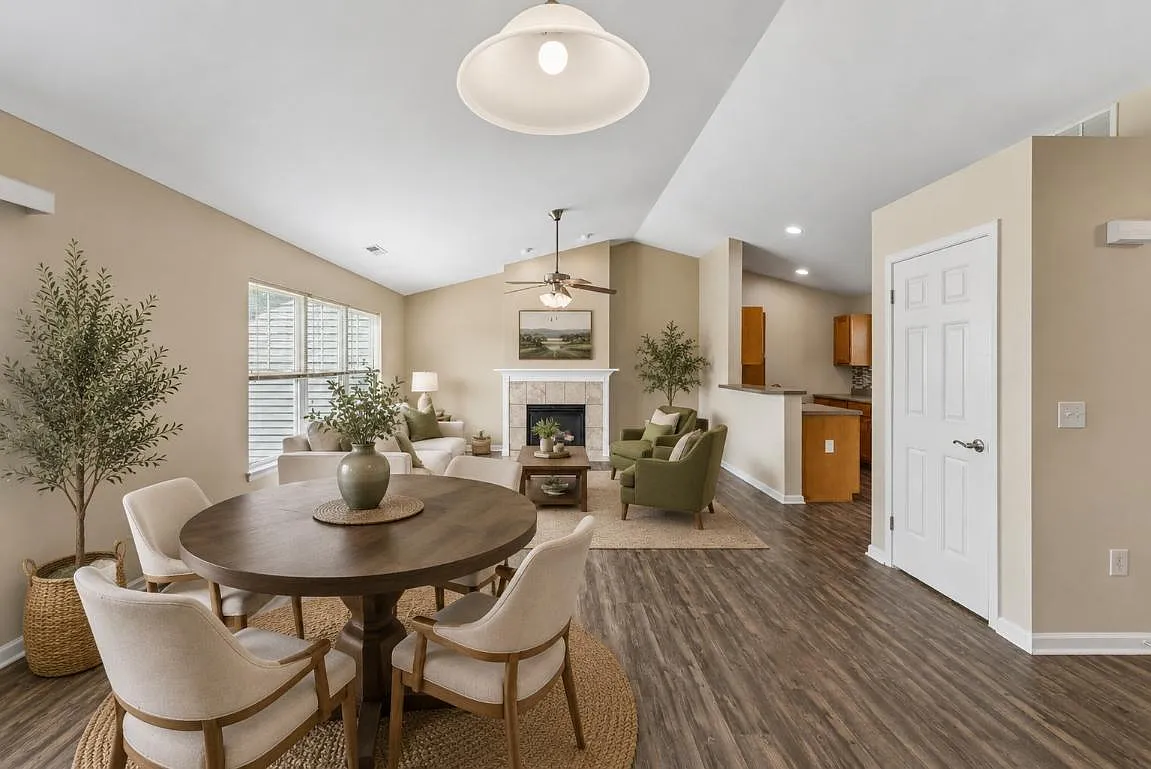 Saratoga Crossing Apartments & Townhomes — Photo 2