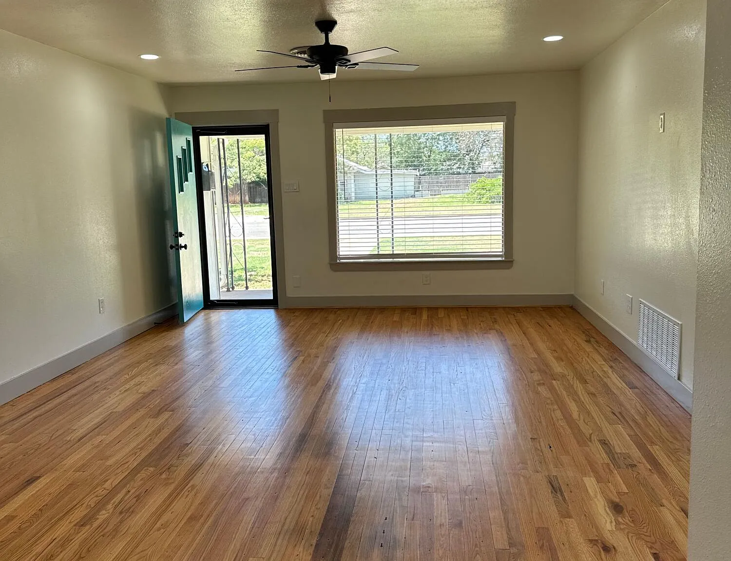 2 bed, 1.0 bath, 1002 sqft, $1,250 — Photo 2