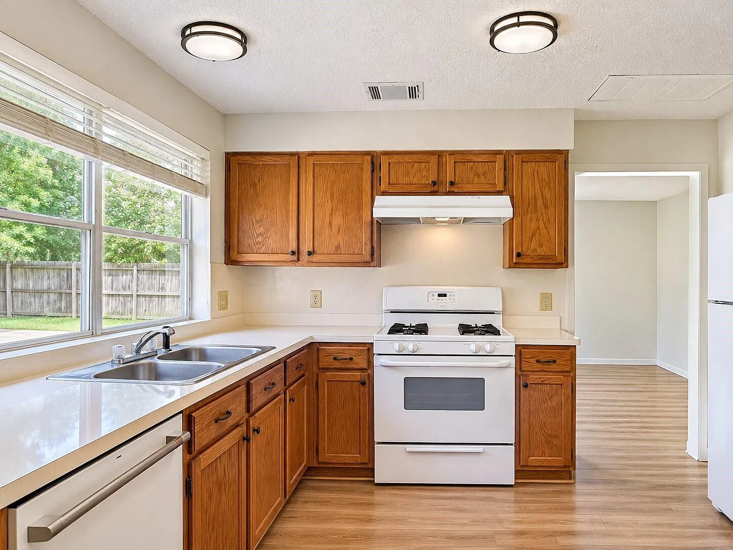 4 bed, 2.5 bath, 1954 sqft, $2,200 — Photo 4